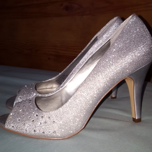 Silver heels - Picture 2 of 7